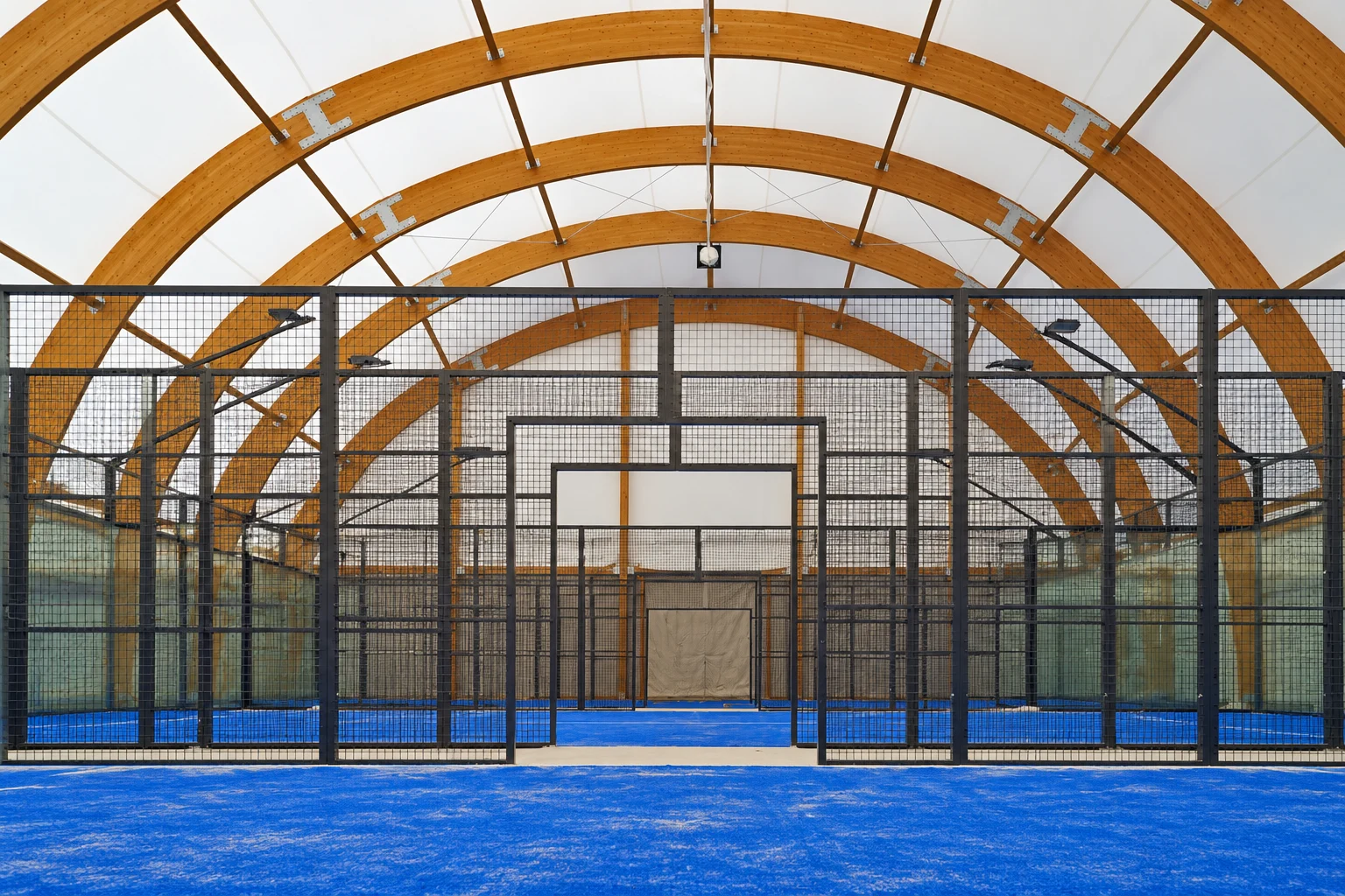 Centro padel di Barlassina · Campi e struttura — ricostruzione AI · rielaborazione illustrativa
